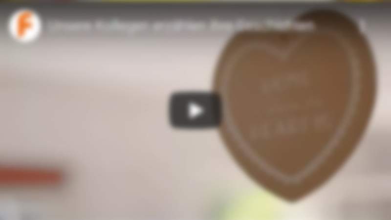 Herzaufhänger im Vordergrund mit Aufschrift - Home Sweet Home